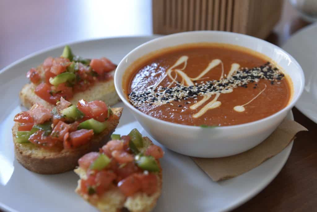 Cafe Katzentempel Tomaten-Mango Suppe