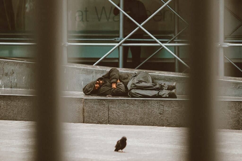 Obdachloser schläft auf der Straße.q
